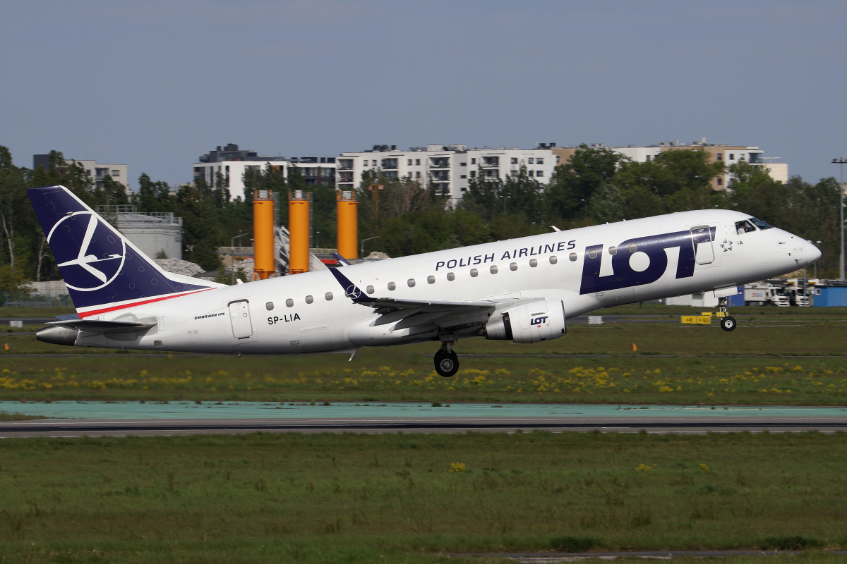 SP-LIA (new livery) (Aircraft » EPWA Spotting » Embraer E175 (ERJ-170-200) » LOT Polish Airlines)