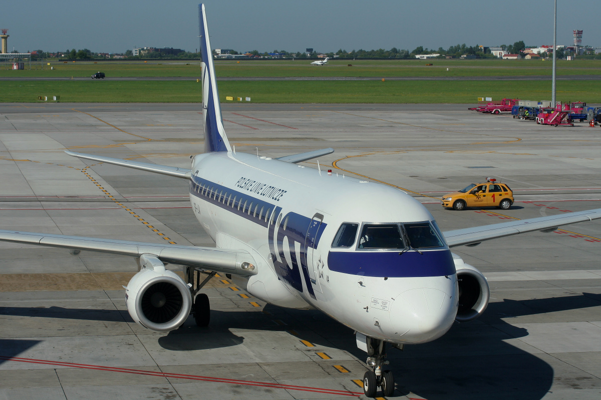 SP-LIA (Aircraft » EPWA Spotting » Embraer E175 (ERJ-170-200) » LOT Polish Airlines)