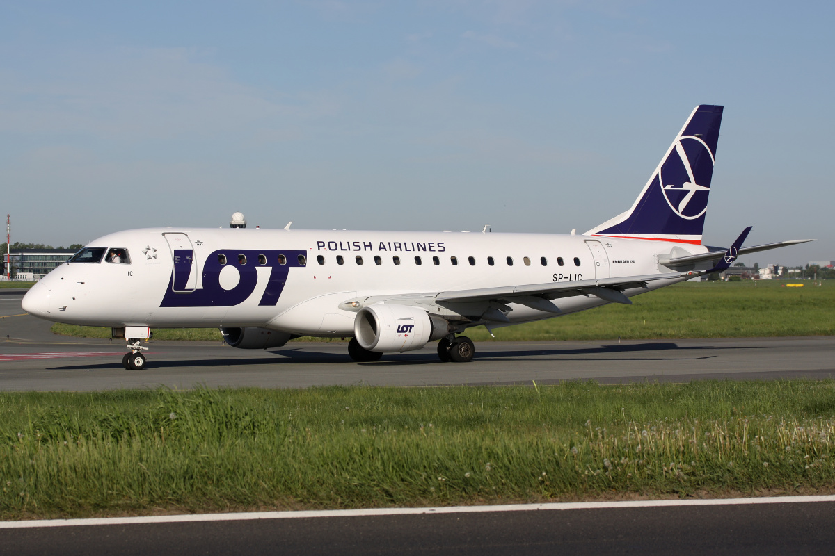 SP-LIC (new livery) (Aircraft » EPWA Spotting » Embraer E175 (ERJ-170-200) » LOT Polish Airlines)