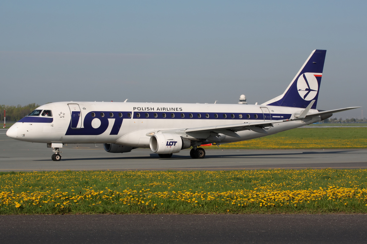 SP-LIC (Aircraft » EPWA Spotting » Embraer E175 » LOT Polish Airlines)