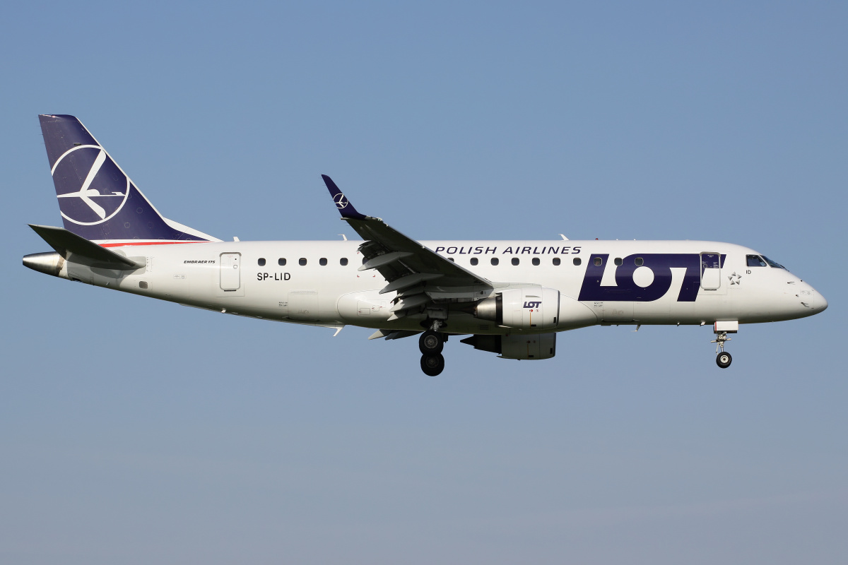 SP-LID (new livery) (Aircraft » EPWA Spotting » Embraer E175 (ERJ-170-200) » LOT Polish Airlines)