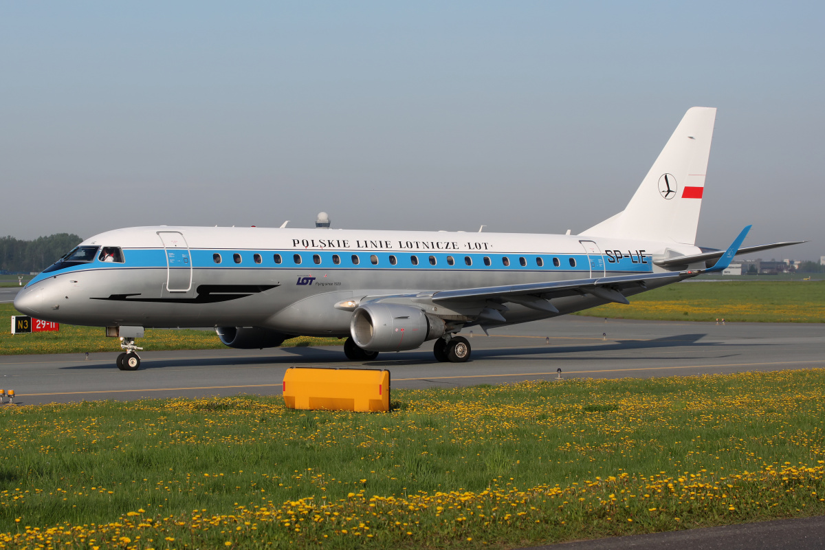 SP-LIE (malowanie retro) (Samoloty » Spotting na EPWA » Embraer E175 » Polskie Linie Lotnicze LOT)