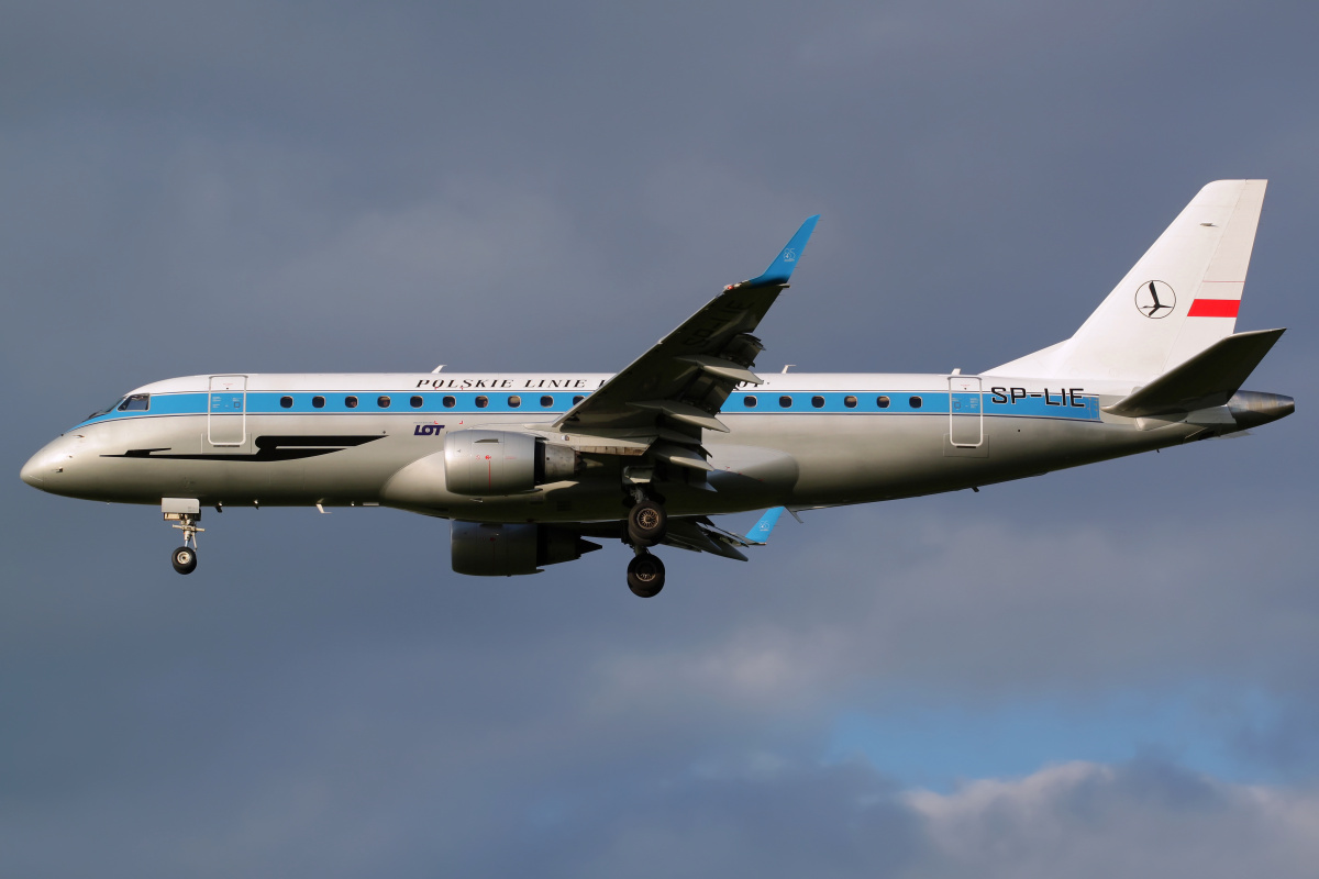 SP-LIE (malowanie retro) (Samoloty » Spotting na EPWA » Embraer E175 » Polskie Linie Lotnicze LOT)