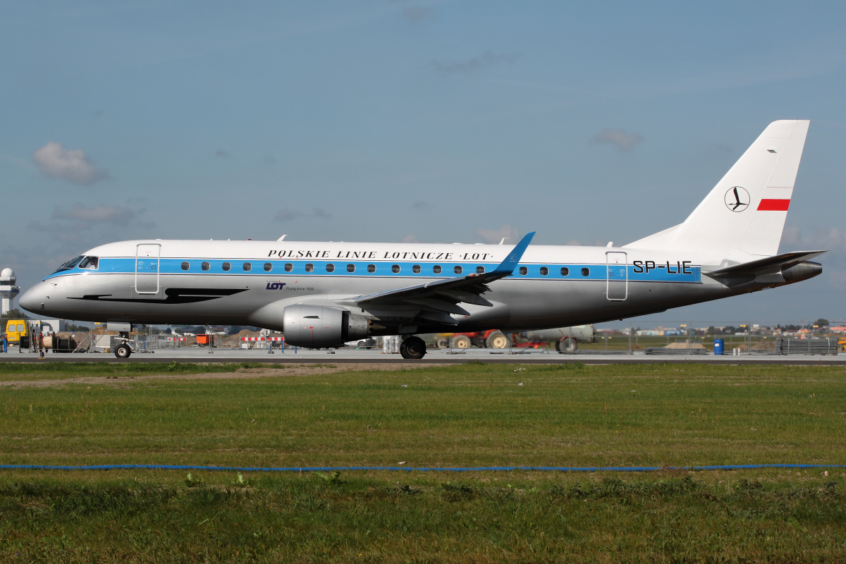 SP-LIE (malowanie retro) (Samoloty » Spotting na EPWA » Embraer E175 » Polskie Linie Lotnicze LOT)