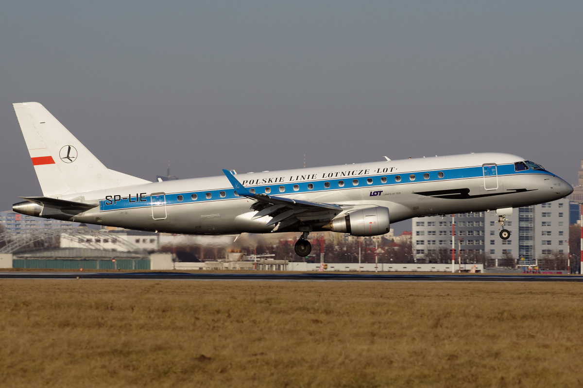 SP-LIE (malowanie retro) (Samoloty » Spotting na EPWA » Embraer E175 » Polskie Linie Lotnicze LOT)