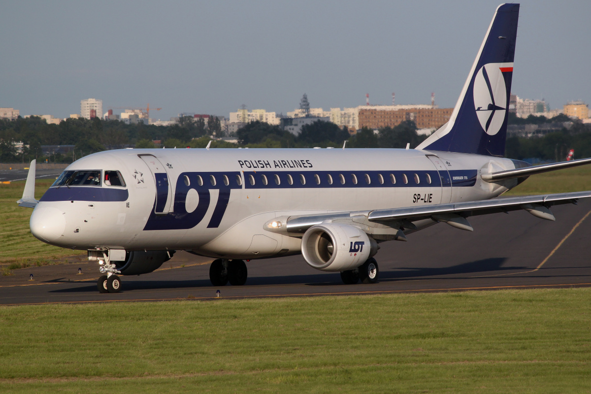 SP-LIE (Aircraft » EPWA Spotting » Embraer E175 (ERJ-170-200) » LOT Polish Airlines)