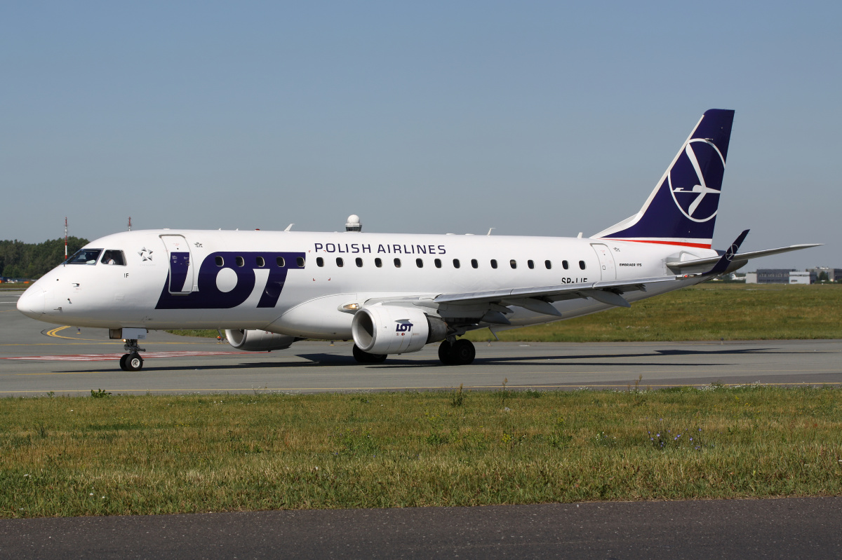 SP-LIF (new livery) (Aircraft » EPWA Spotting » Embraer E175 (ERJ-170-200) » LOT Polish Airlines)