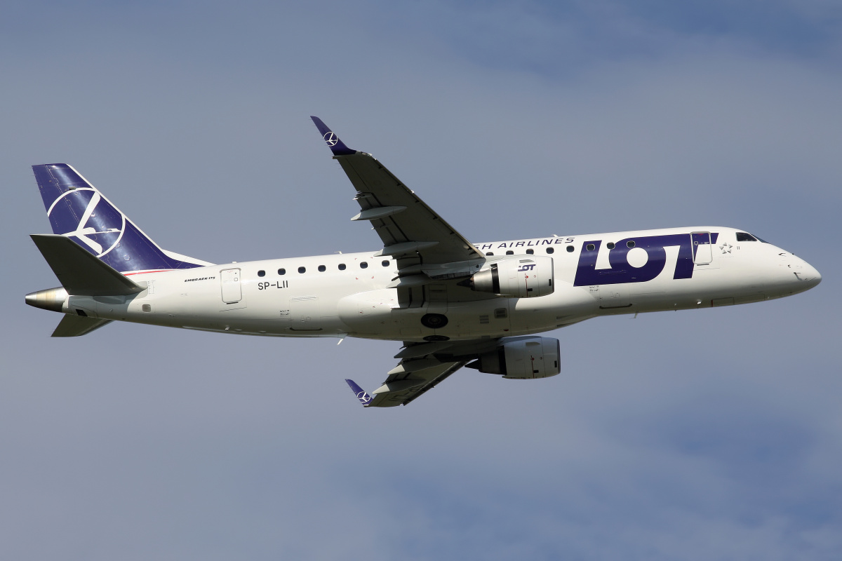 SP-LII (nowe malowanie) (Samoloty » Spotting na EPWA » Embraer E175 » Polskie Linie Lotnicze LOT)