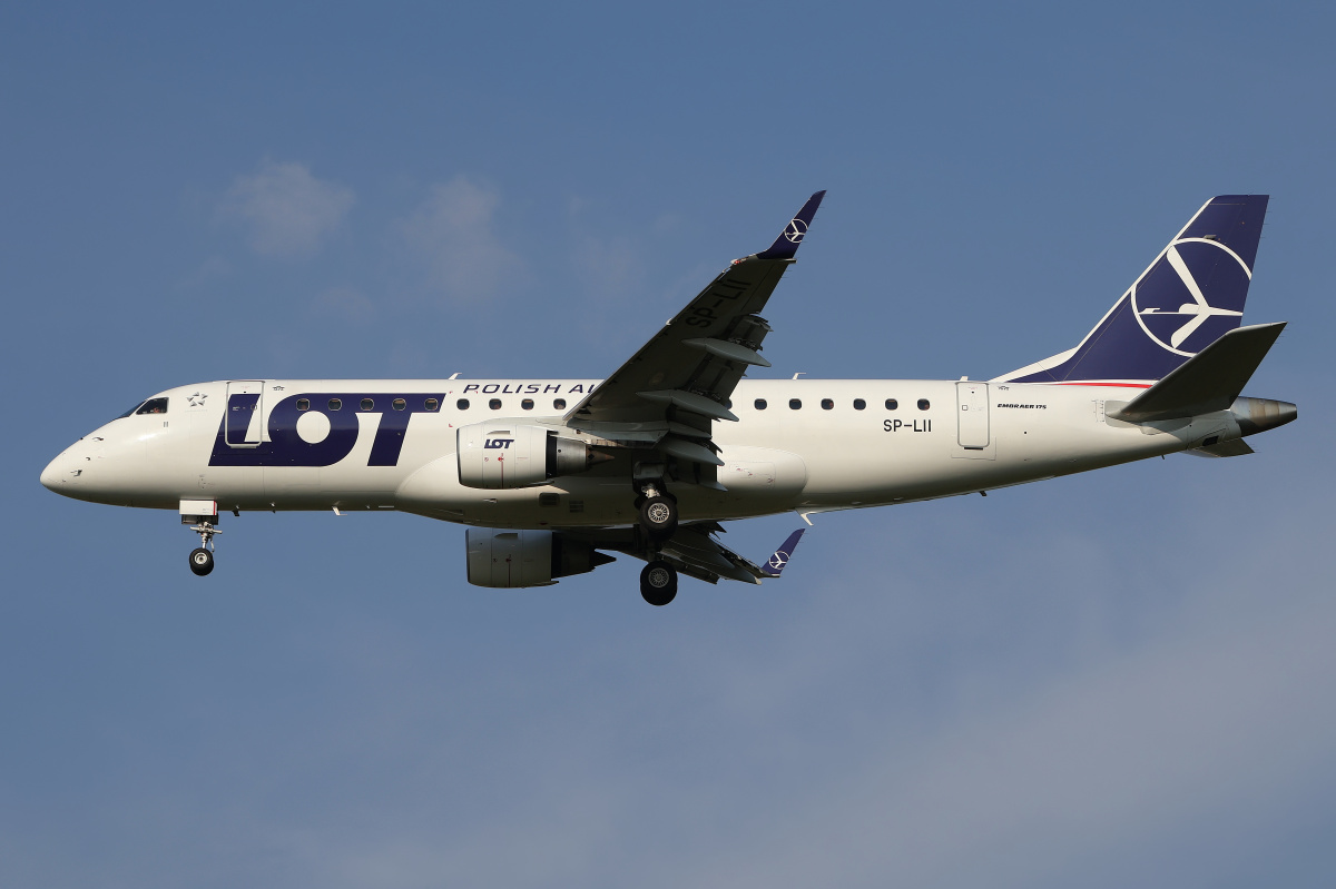 SP-LII (new livery) (Aircraft » EPWA Spotting » Embraer E175 (ERJ-170-200) » LOT Polish Airlines)