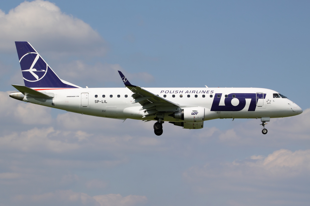 SP-LIL (new livery) (Aircraft » EPWA Spotting » Embraer E175 (ERJ-170-200) » LOT Polish Airlines)