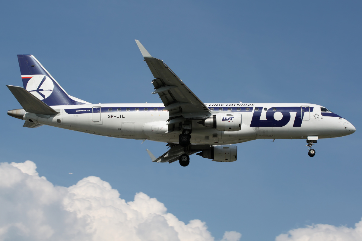 SP-LIL (Aircraft » EPWA Spotting » Embraer E175 » LOT Polish Airlines)