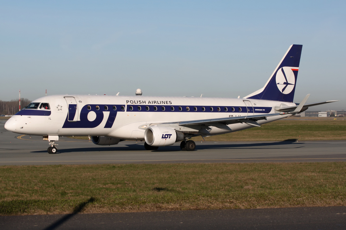 SP-LIL (Aircraft » EPWA Spotting » Embraer E175 (ERJ-170-200) » LOT Polish Airlines)