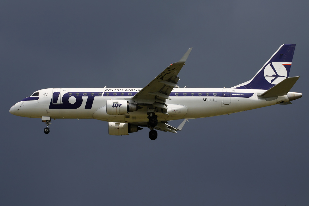 SP-LIL (Aircraft » EPWA Spotting » Embraer E175 (ERJ-170-200) » LOT Polish Airlines)