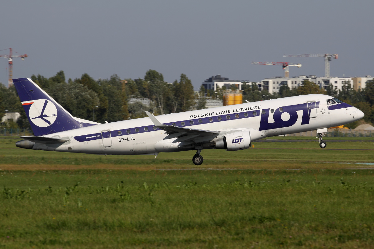 SP-LIL (Aircraft » EPWA Spotting » Embraer E175 (ERJ-170-200) » LOT Polish Airlines)