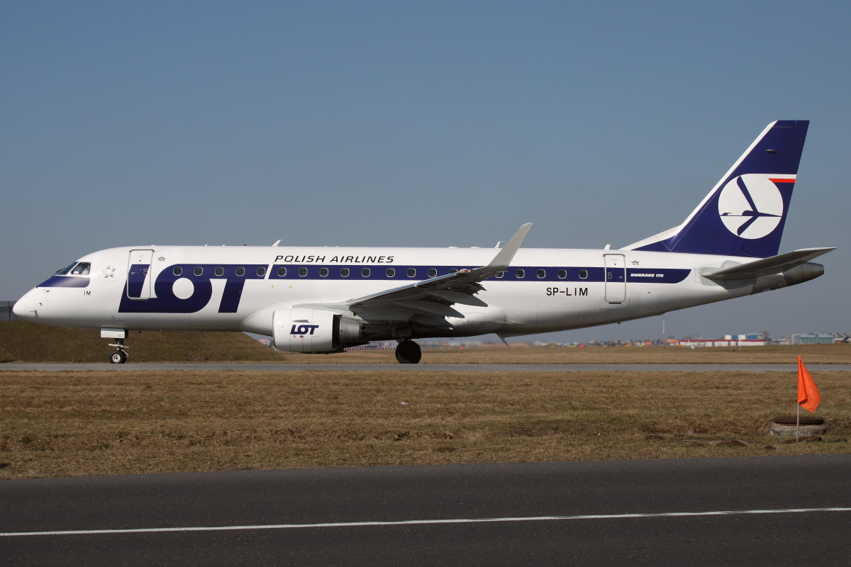 SP-LIM (Aircraft » EPWA Spotting » Embraer E175 (ERJ-170-200) » LOT Polish Airlines)