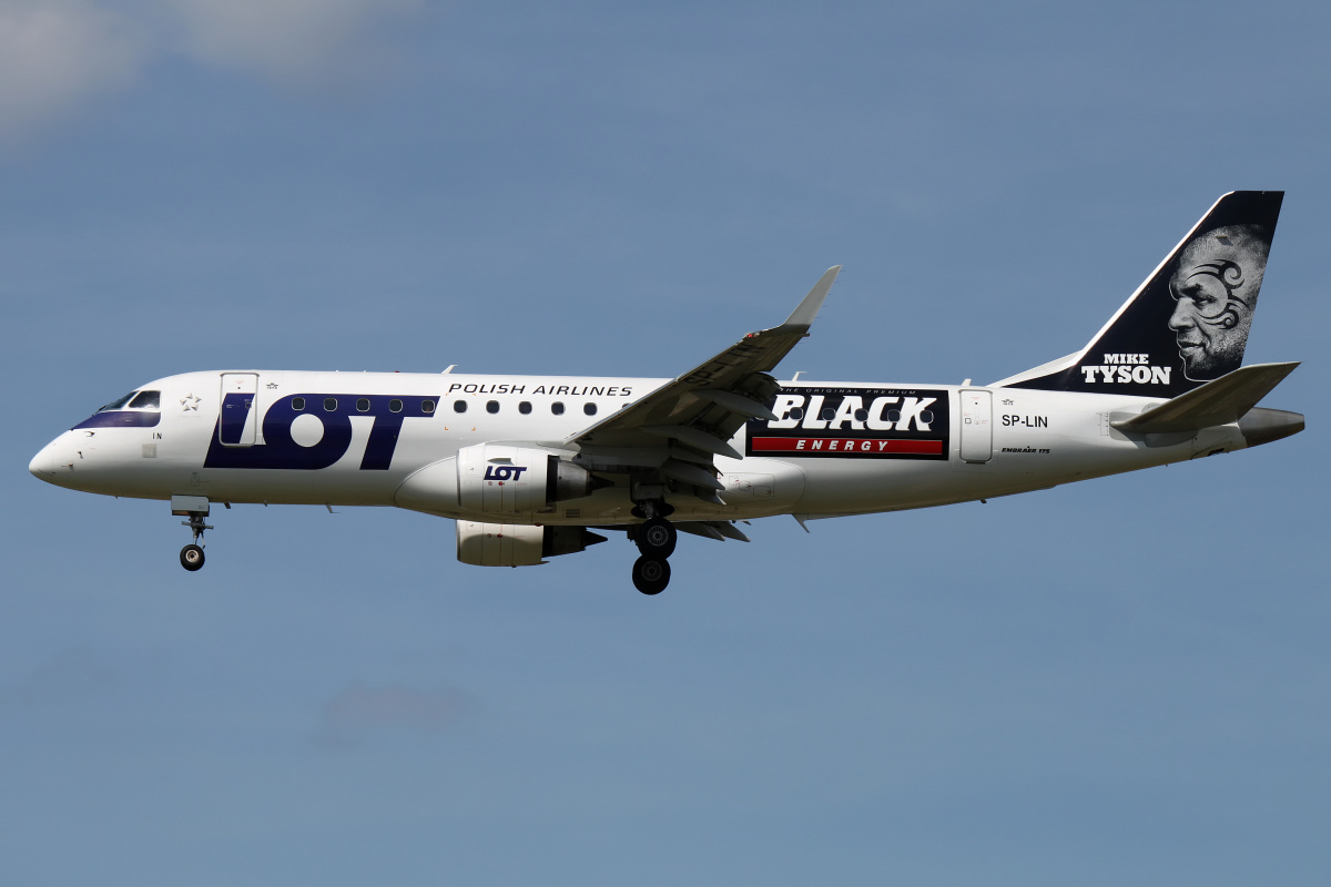 SP-LIN ("Black Energy Drink" wrap) (Aircraft » EPWA Spotting » Embraer E175 (ERJ-170-200) » LOT Polish Airlines)