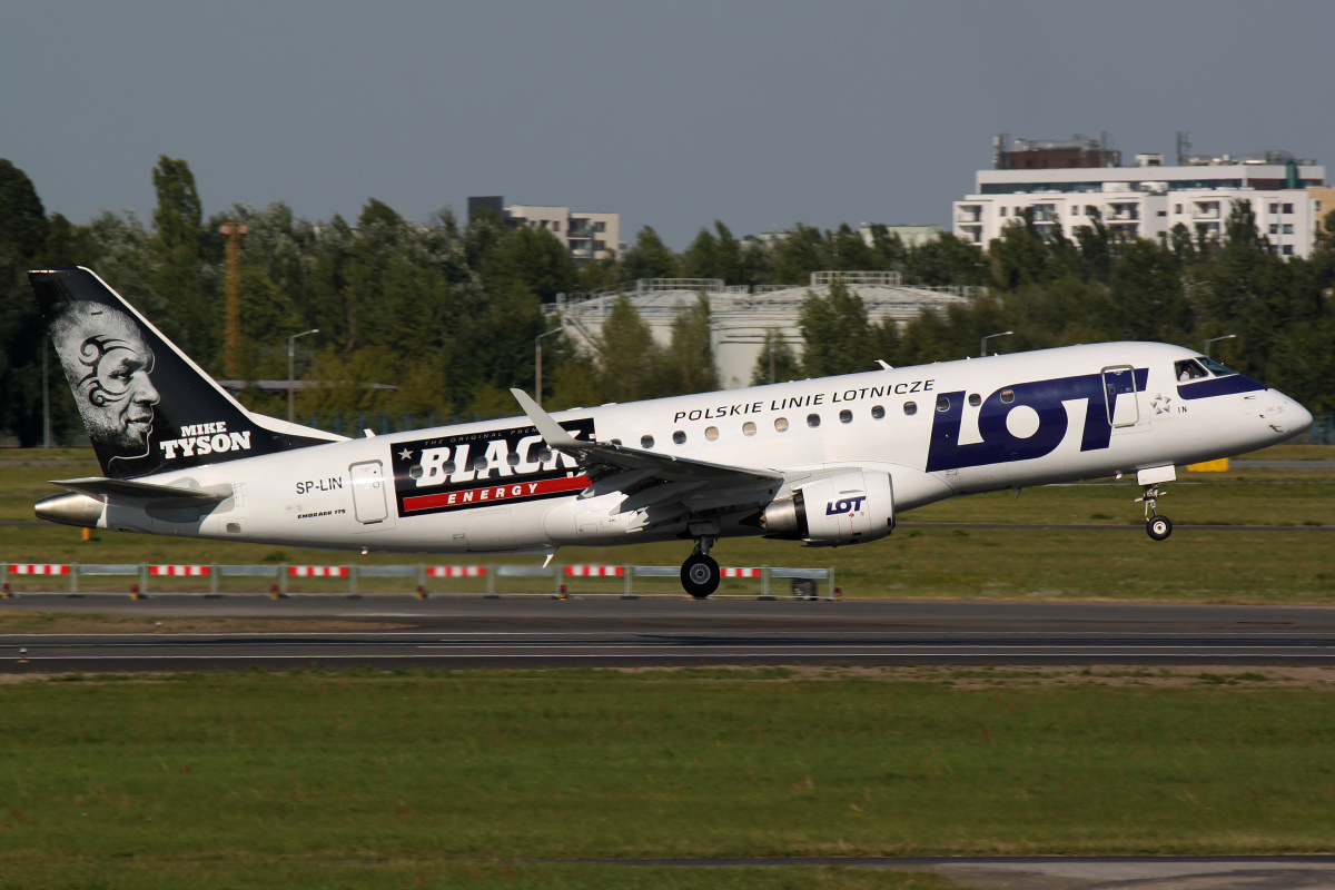 SP-LIN ("Black Energy Drink" wrap) (Aircraft » EPWA Spotting » Embraer E175 (ERJ-170-200) » LOT Polish Airlines)