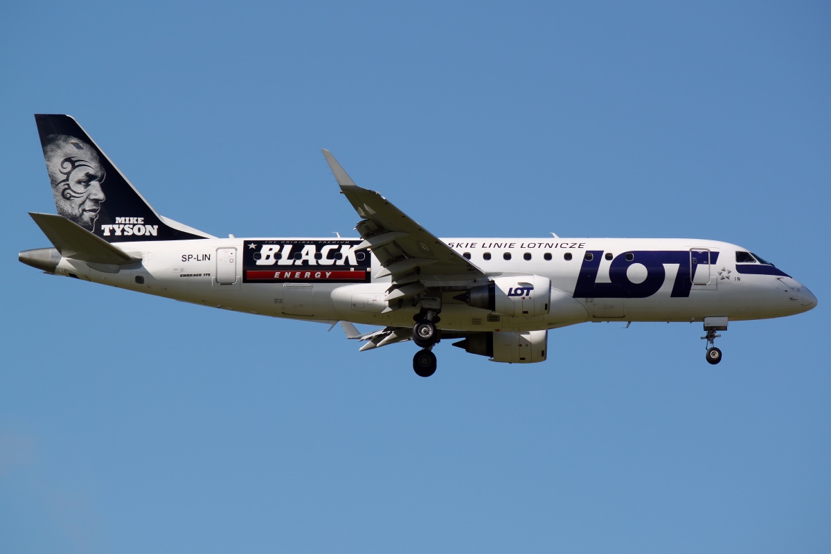 SP-LIN ("Black Energy Drink" wrap) (Aircraft » EPWA Spotting » Embraer E175 (ERJ-170-200) » LOT Polish Airlines)