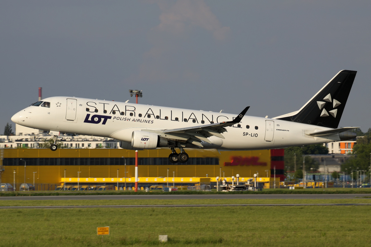 SP-LIO (Star Alliance livery) (Aircraft » EPWA Spotting » Embraer E175 (ERJ-170-200) » LOT Polish Airlines)