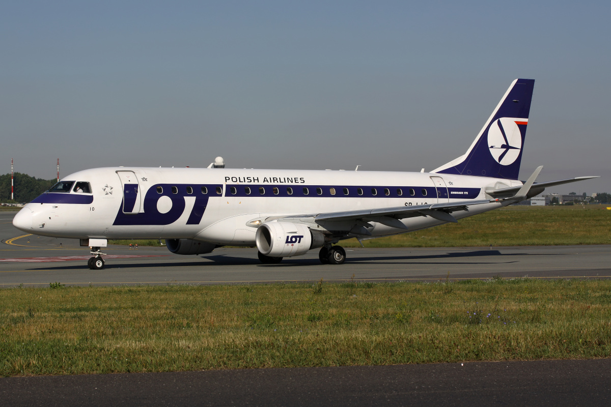 SP-LIO (Aircraft » EPWA Spotting » Embraer E175 » LOT Polish Airlines)