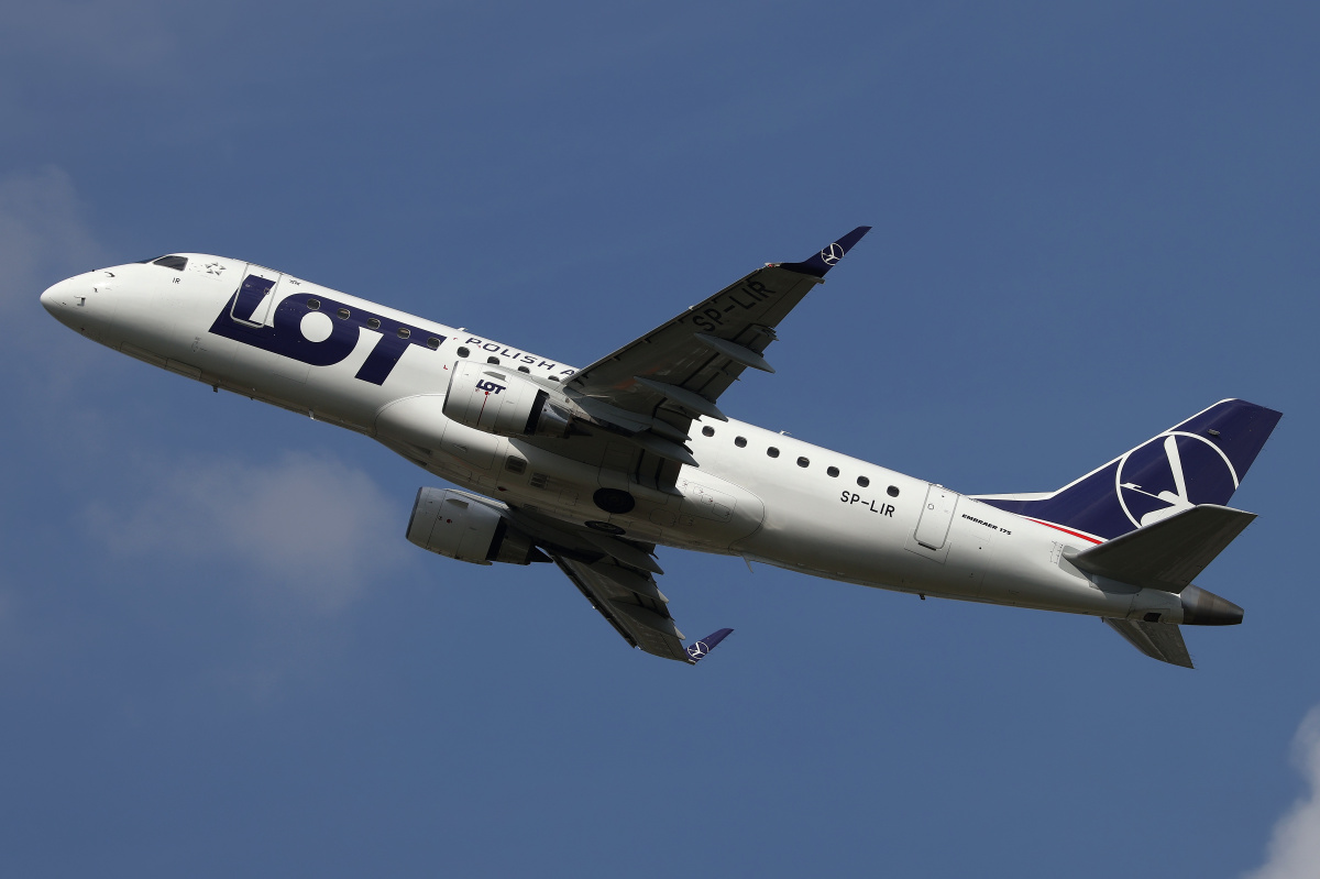 SP-LIR (Aircraft » EPWA Spotting » Embraer E175 » LOT Polish Airlines)