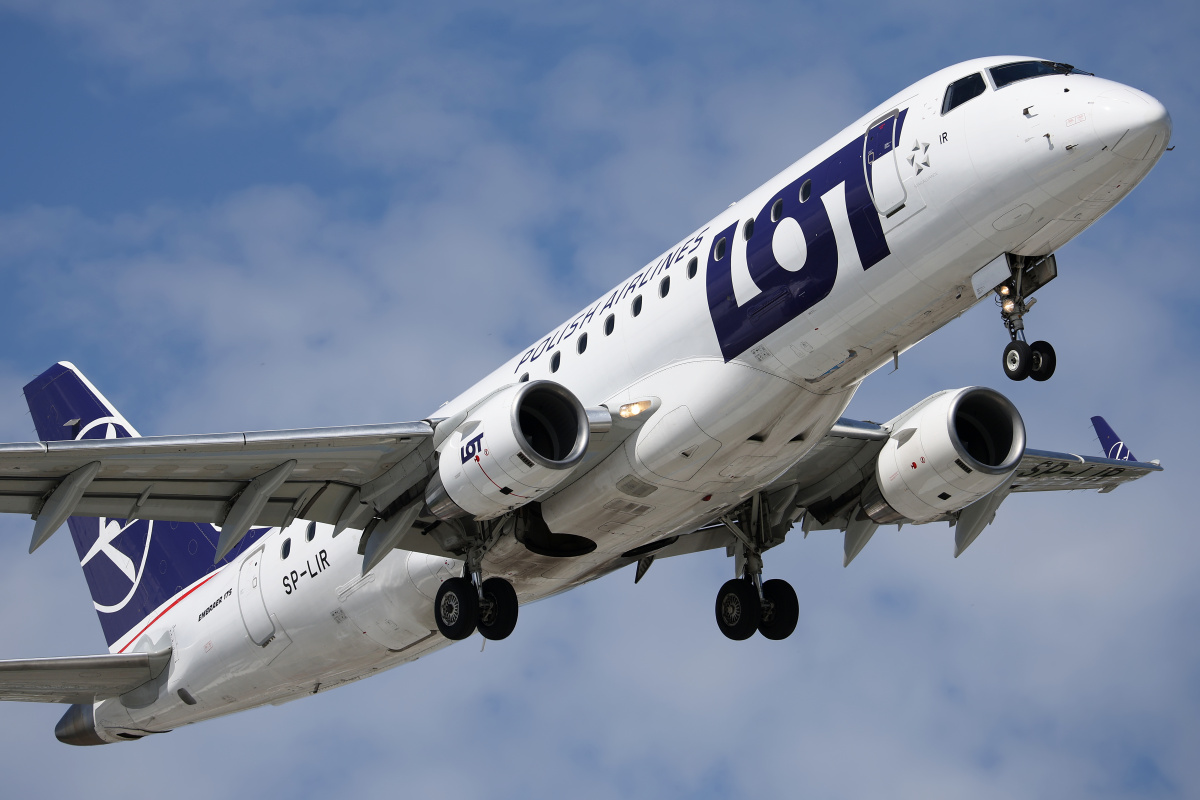 SP-LIR (Aircraft » EPWA Spotting » Embraer E175 (ERJ-170-200) » LOT Polish Airlines)