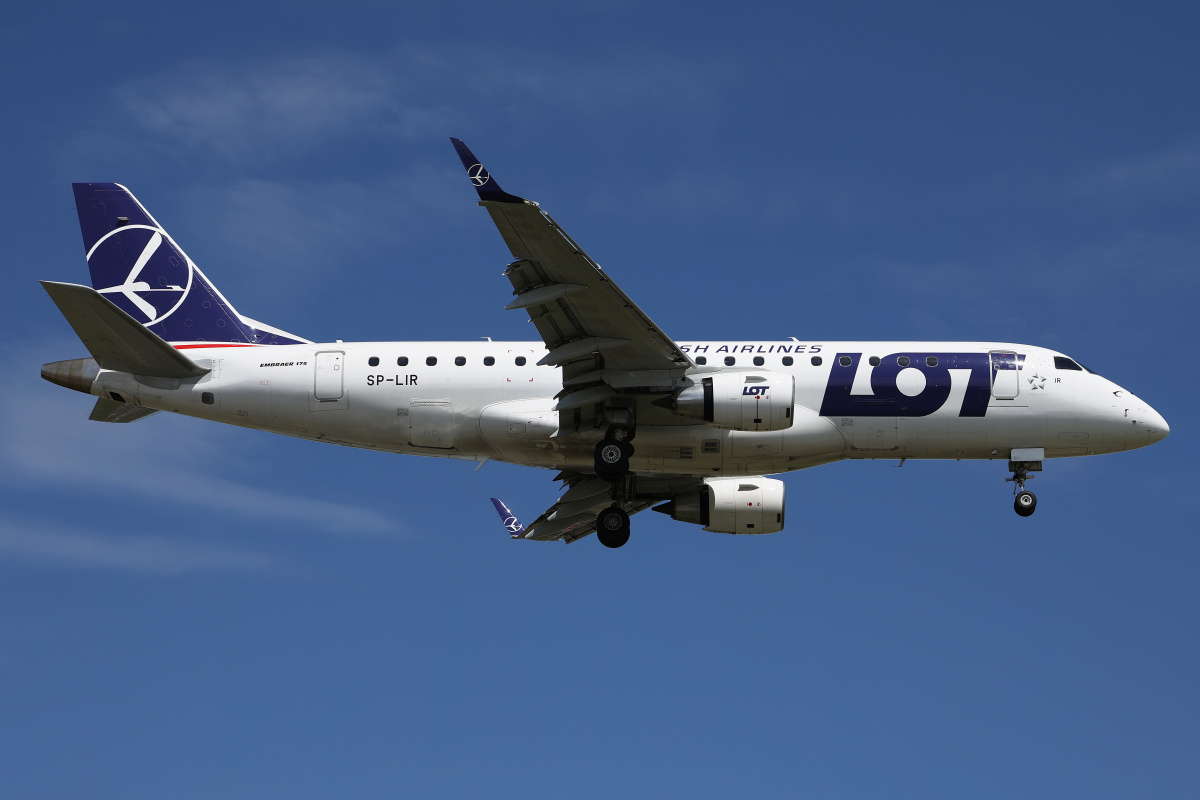 SP-LIR (Aircraft » EPWA Spotting » Embraer E175 (ERJ-170-200) » LOT Polish Airlines)