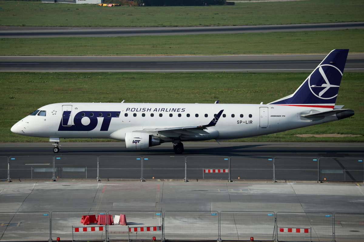 SP-LIR (Aircraft » EPWA Spotting » Embraer E175 (ERJ-170-200) » LOT Polish Airlines)