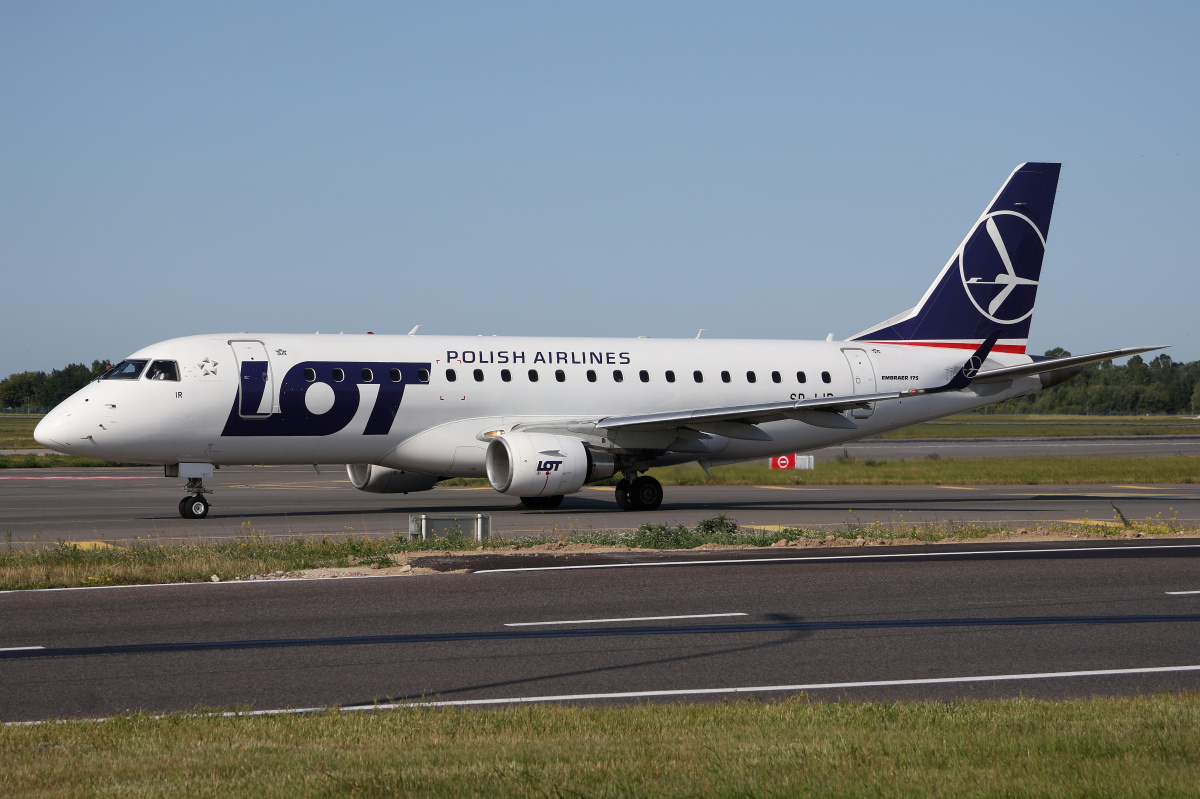 SP-LIR (Aircraft » EPWA Spotting » Embraer E175 (ERJ-170-200) » LOT Polish Airlines)
