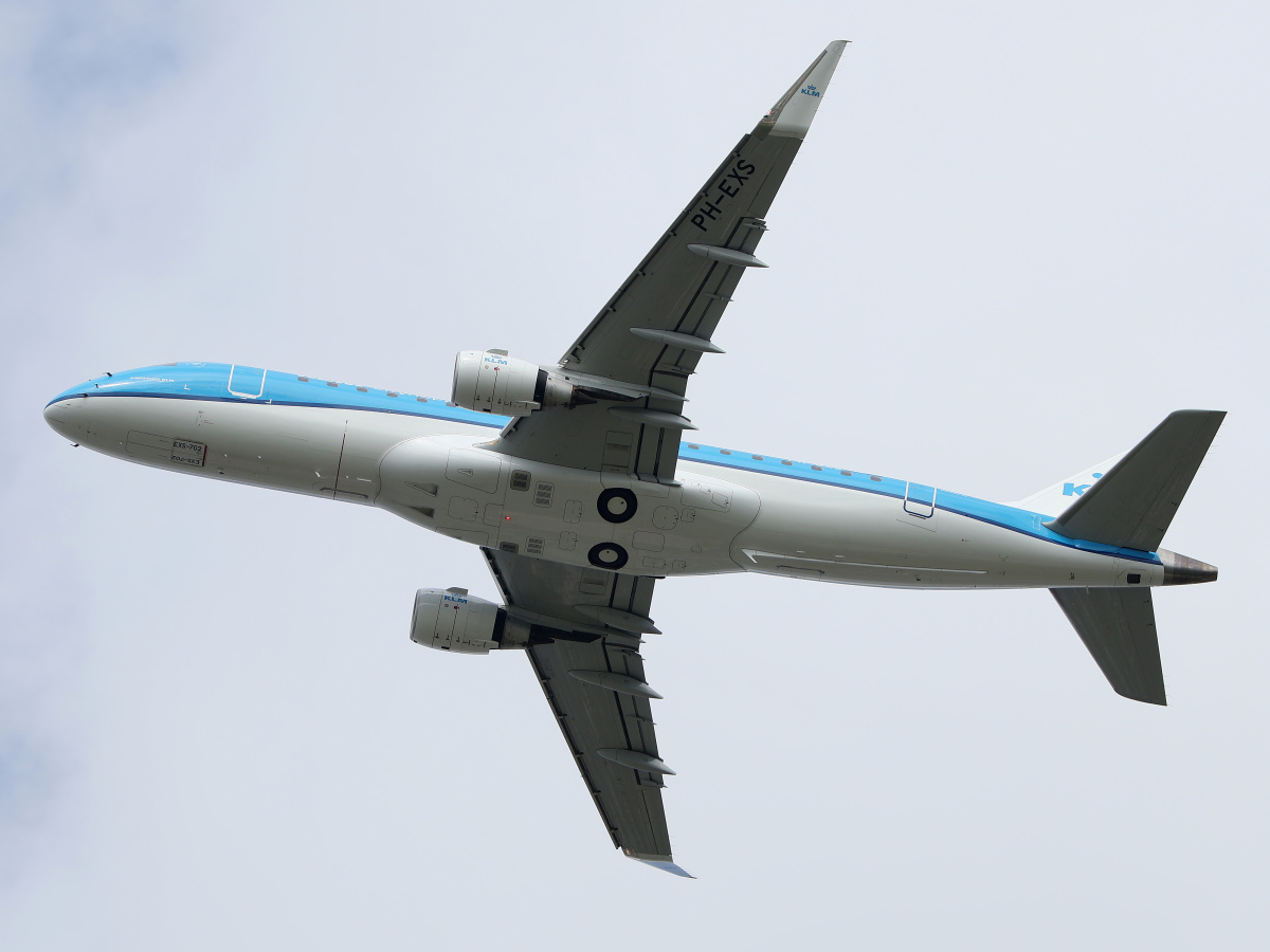 PH-EXS, KLM Cityhopper (Samoloty » Spotting na EPWA » Embraer E175)