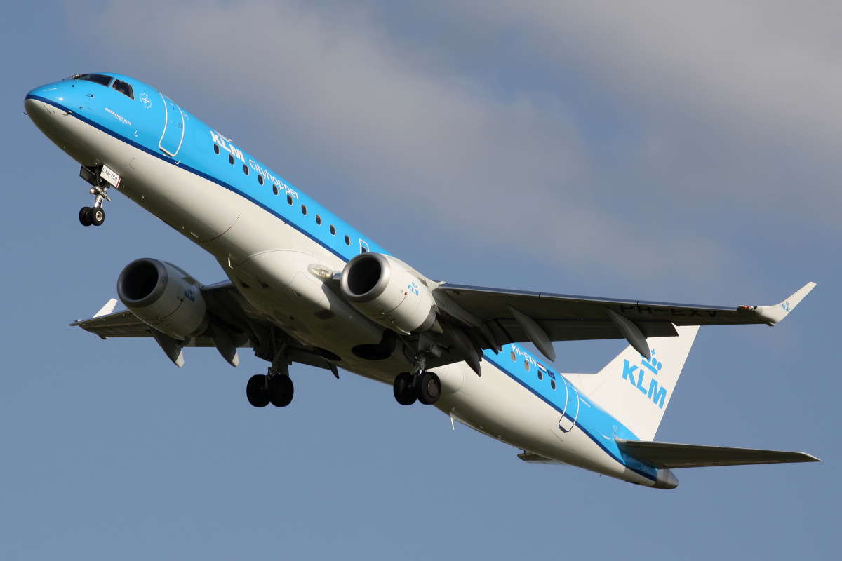 PH-EXV (Aircraft » EPWA Spotting » Embraer E190 » KLM Cityhopper)