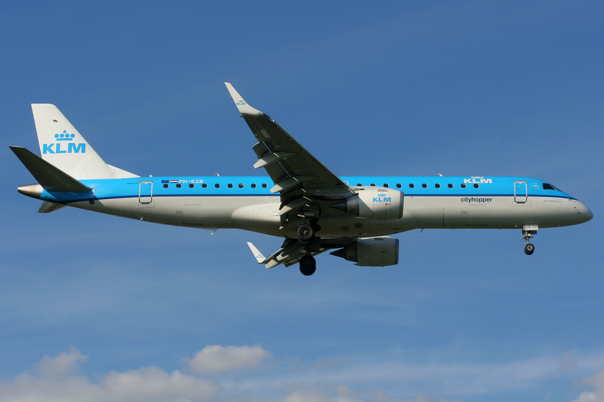 PH-EZB (Aircraft » EPWA Spotting » Embraer E190 (ERJ-190-100) » KLM Cityhopper)