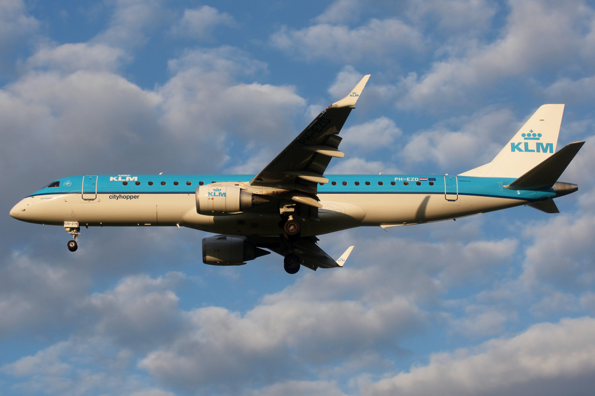 PH-EZD (Aircraft » EPWA Spotting » Embraer E190 » KLM Cityhopper)