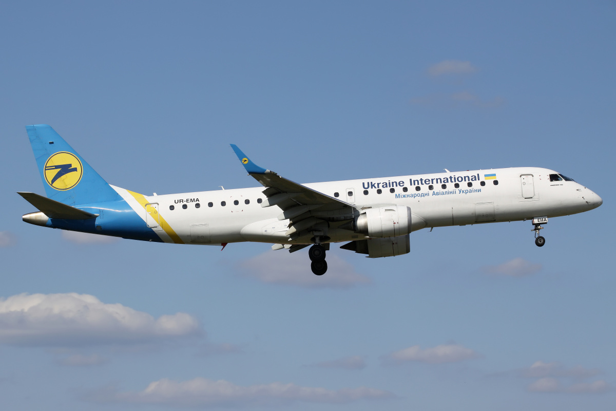 UR-EMA, Ukraine International Airlines (Samoloty » Spotting na EPWA » Embraer E190)