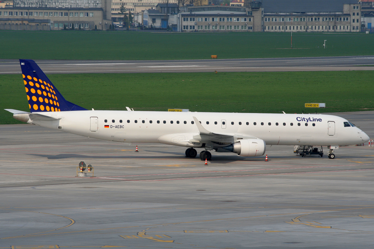 D-AEBC, CityLine (Lufthansa) (Aircraft » EPWA Spotting » Embraer E195 (ERJ-190-200))