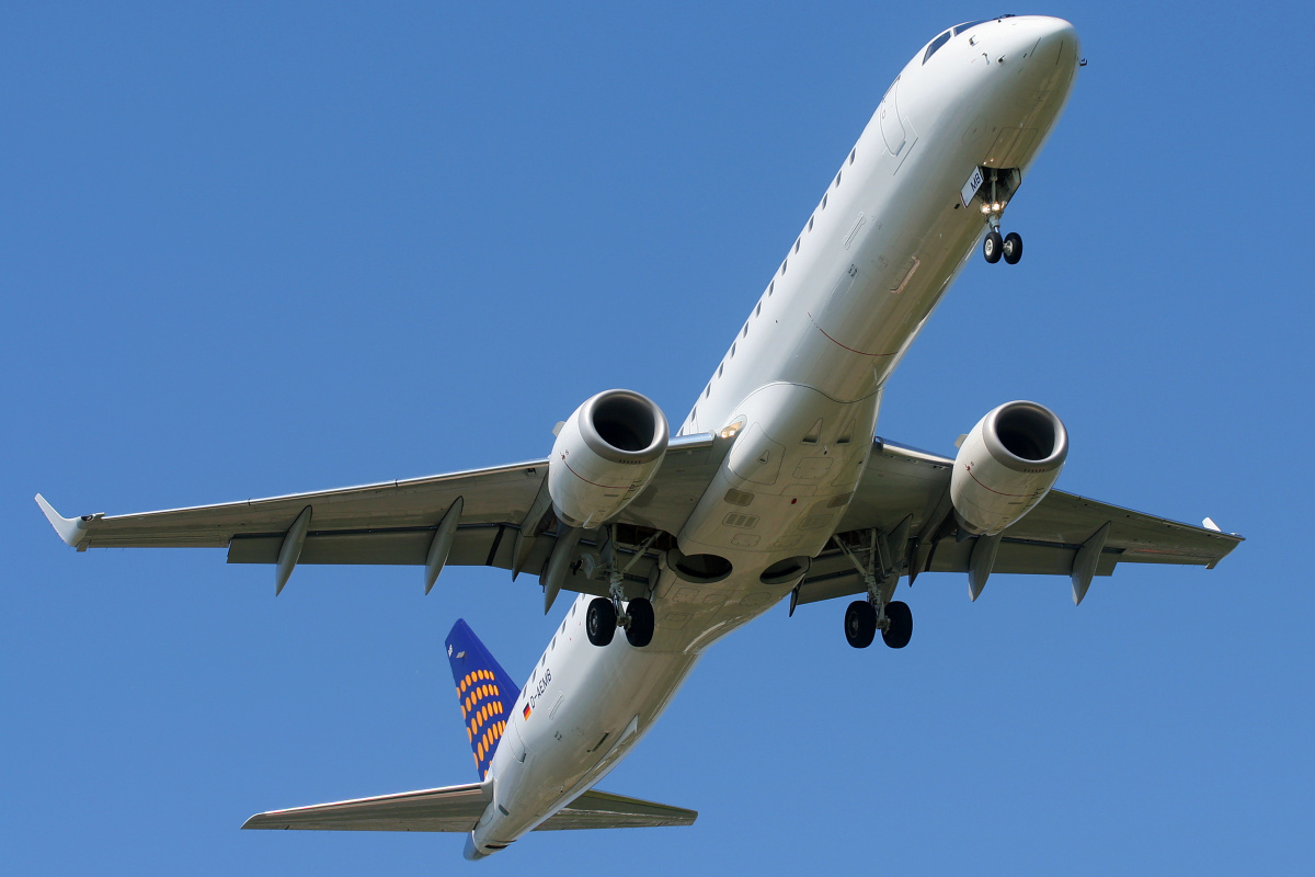 D-AEMB, Augsburg Airways (Lufthansa) (Aircraft » EPWA Spotting » Embraer E195 (ERJ-190-200))