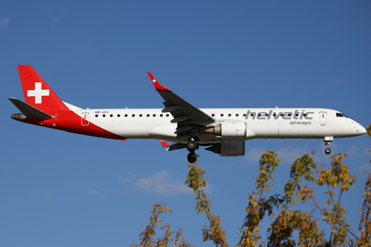 HB-JVJ, Helvetic Airways (Aircraft » EPWA Spotting » Embraer E195 (ERJ-190-200))