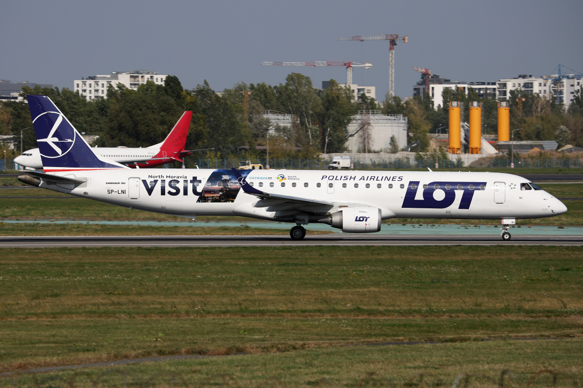 SP-LNI (Visit North Moravia livery) (Aircraft » EPWA Spotting » Embraer E195 (ERJ-190-200) » LOT Polish Airlines)