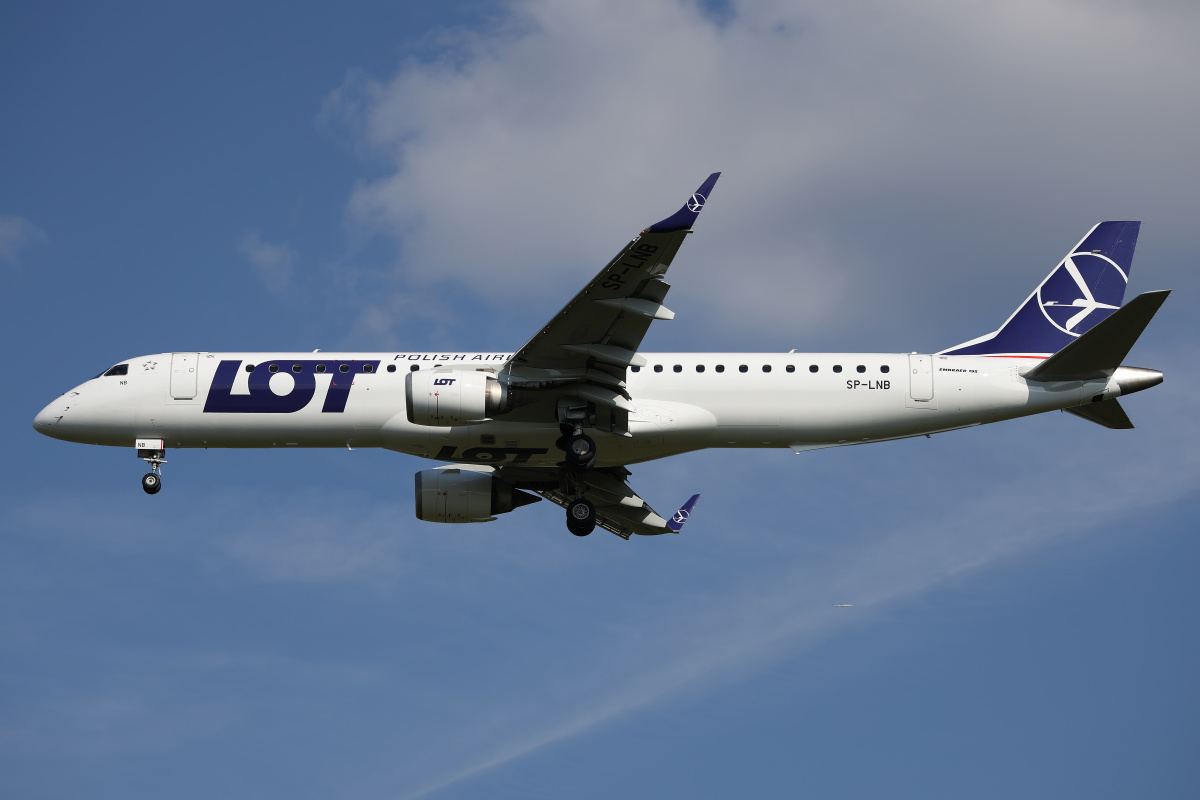 SP-LNB (new livery) (Aircraft » EPWA Spotting » Embraer E195 (ERJ-190-200) » LOT Polish Airlines)