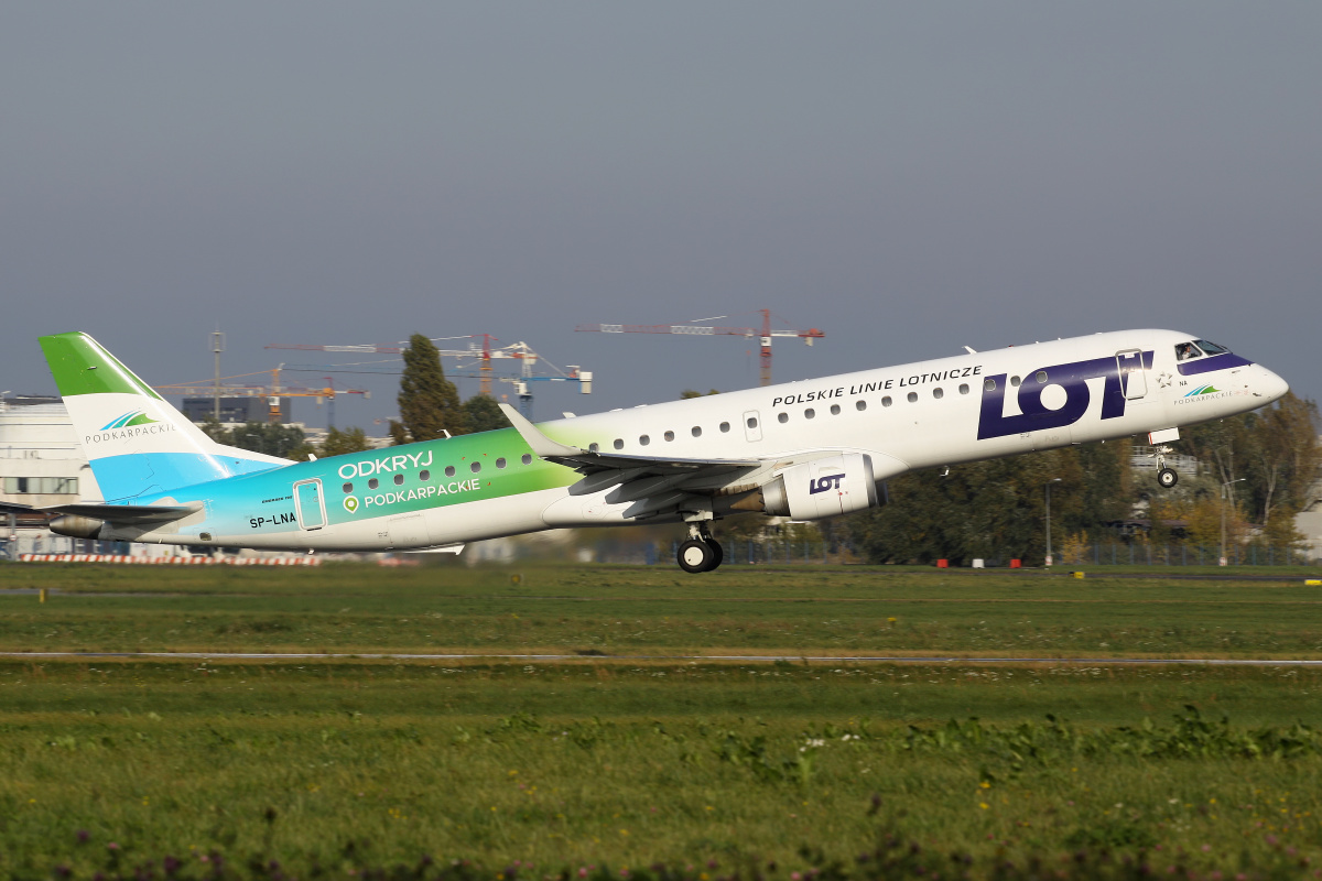 SP-LNA ("Discover Podkarpackie" wrap) (Aircraft » EPWA Spotting » Embraer E195 (ERJ-190-200) » LOT Polish Airlines)