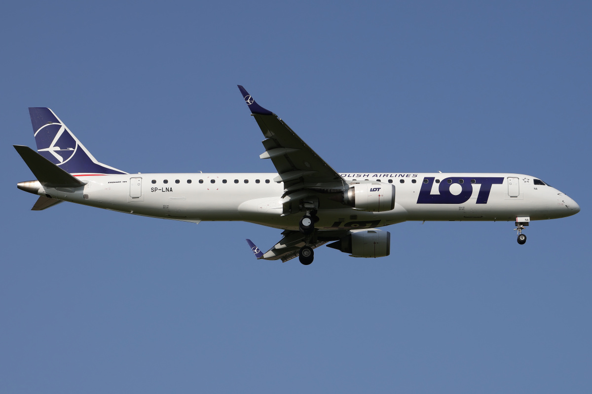 SP-LNA (nowe malowanie) (Samoloty » Spotting na EPWA » Embraer E195 » Polskie Linie Lotnicze LOT)