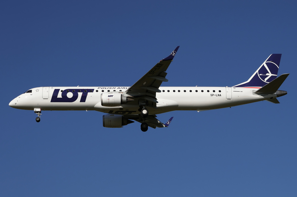 SP-LNA (new livery) (Aircraft » EPWA Spotting » Embraer E195 (ERJ-190-200) » LOT Polish Airlines)