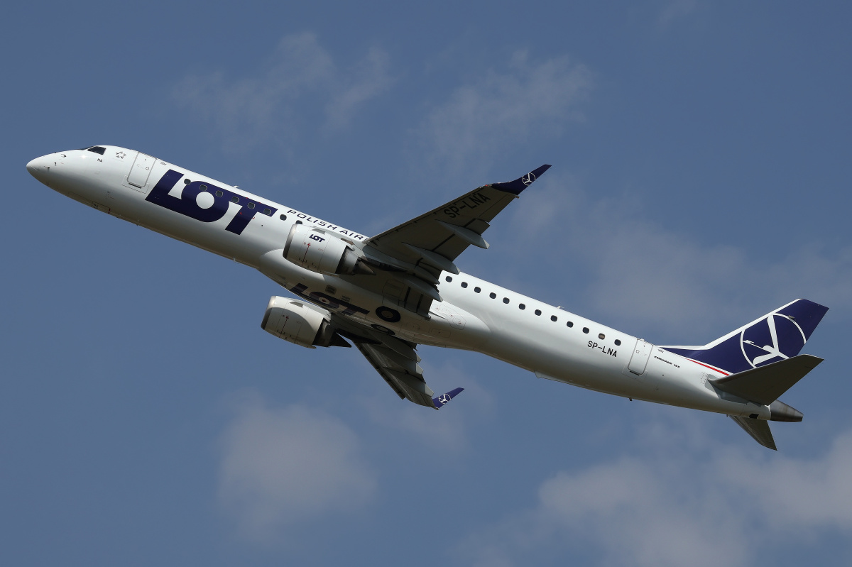 SP-LNA (new livery) (Aircraft » EPWA Spotting » Embraer E195 (ERJ-190-200) » LOT Polish Airlines)