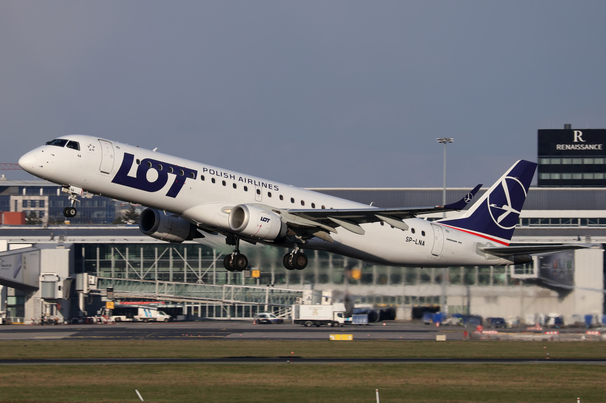 SP-LNA (new livery) (Aircraft » EPWA Spotting » Embraer E195 (ERJ-190-200) » LOT Polish Airlines)