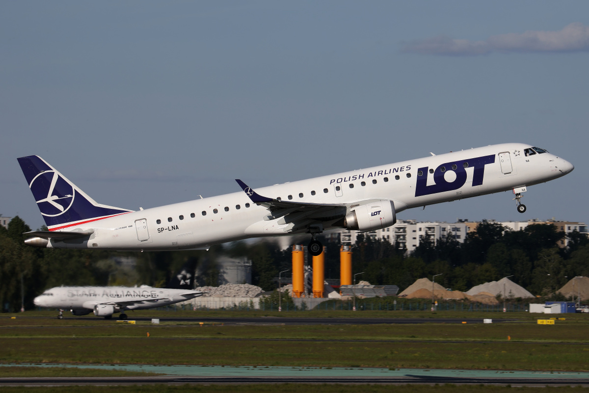 SP-LNA (nowe malowanie) (Samoloty » Spotting na EPWA » Embraer E195 » Polskie Linie Lotnicze LOT)