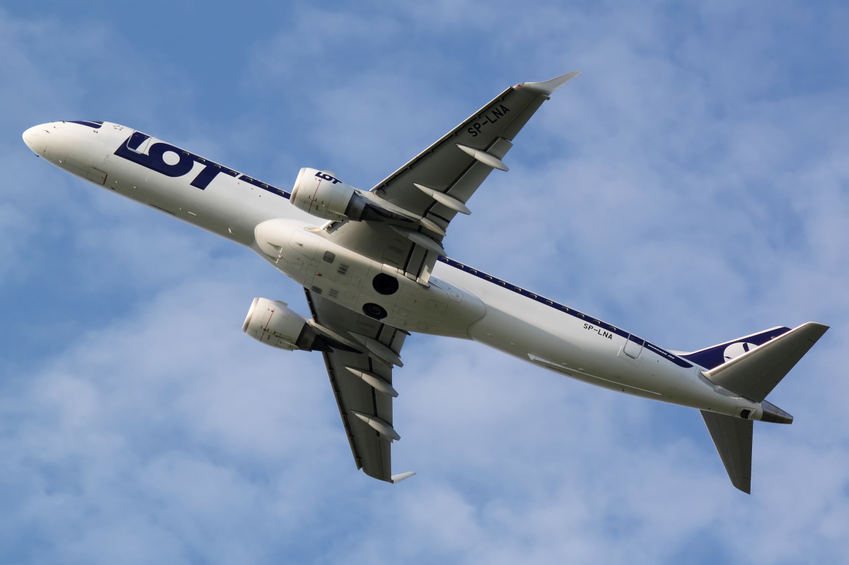 SP-LNA (Aircraft » EPWA Spotting » Embraer E195 » LOT Polish Airlines)