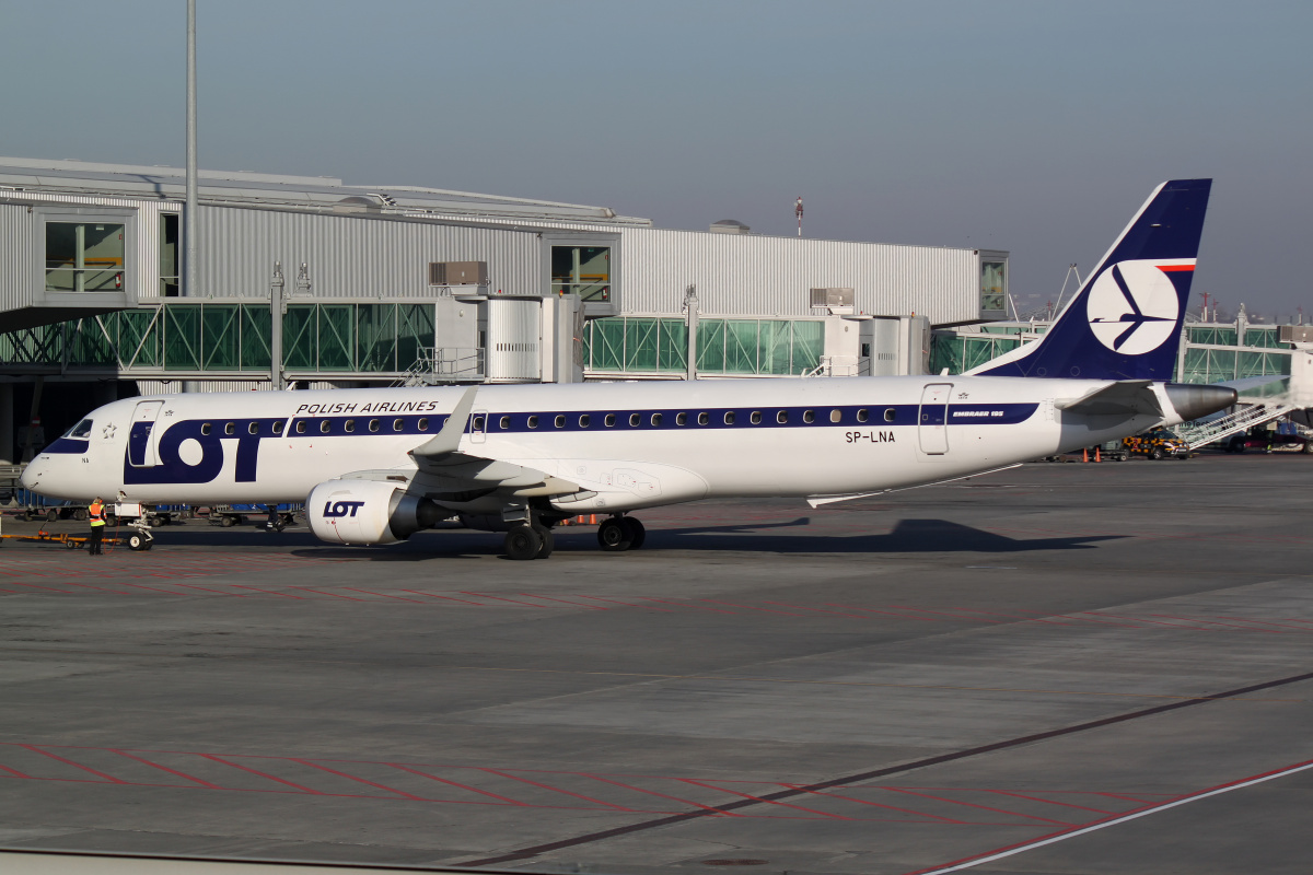 SP-LNA (Aircraft » EPWA Spotting » Embraer E195 (ERJ-190-200) » LOT Polish Airlines)