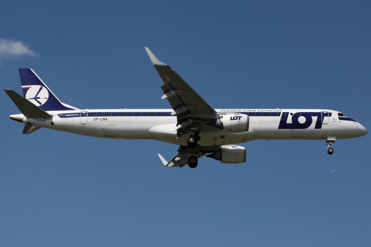 SP-LNA (Aircraft » EPWA Spotting » Embraer E195 » LOT Polish Airlines)