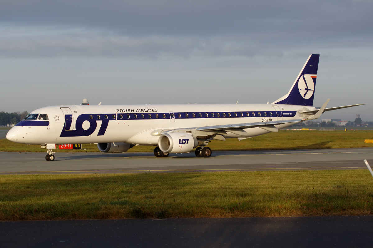 SP-LNA (Aircraft » EPWA Spotting » Embraer E195 (ERJ-190-200) » LOT Polish Airlines)