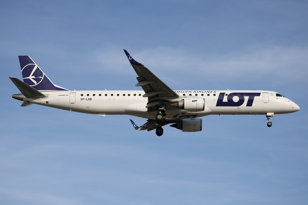 SP-LNB (new livery) (Aircraft » EPWA Spotting » Embraer E195 (ERJ-190-200) » LOT Polish Airlines)